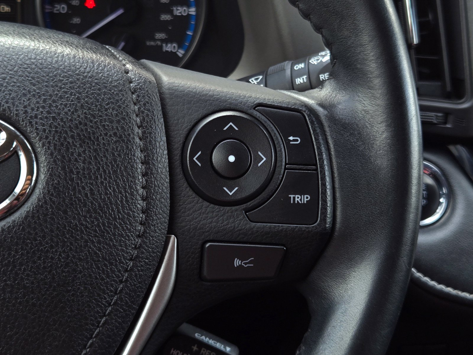 Used 2018 Toyota RAV4 XLE AWD/4WD image 21