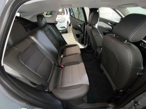 Used 2024 Chevrolet Trax LT w/ Sunroof Package FWD image 11