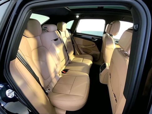 Used 2025 Porsche Macan image 23