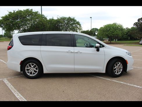 Used 2023 Chrysler Pacifica Touring-L FWD image 6