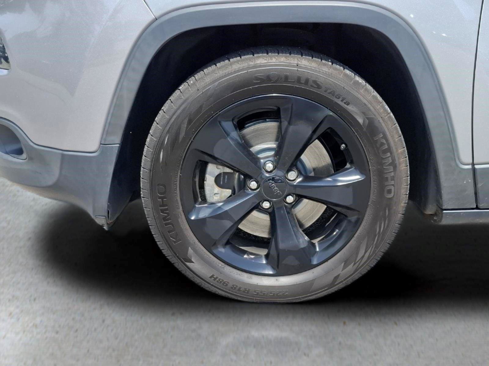 Used 2018 Jeep Cherokee Latitude w/ Altitude Package FWD image 9
