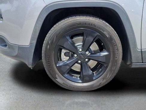 Used 2018 Jeep Cherokee Latitude w/ Altitude Package FWD image 9