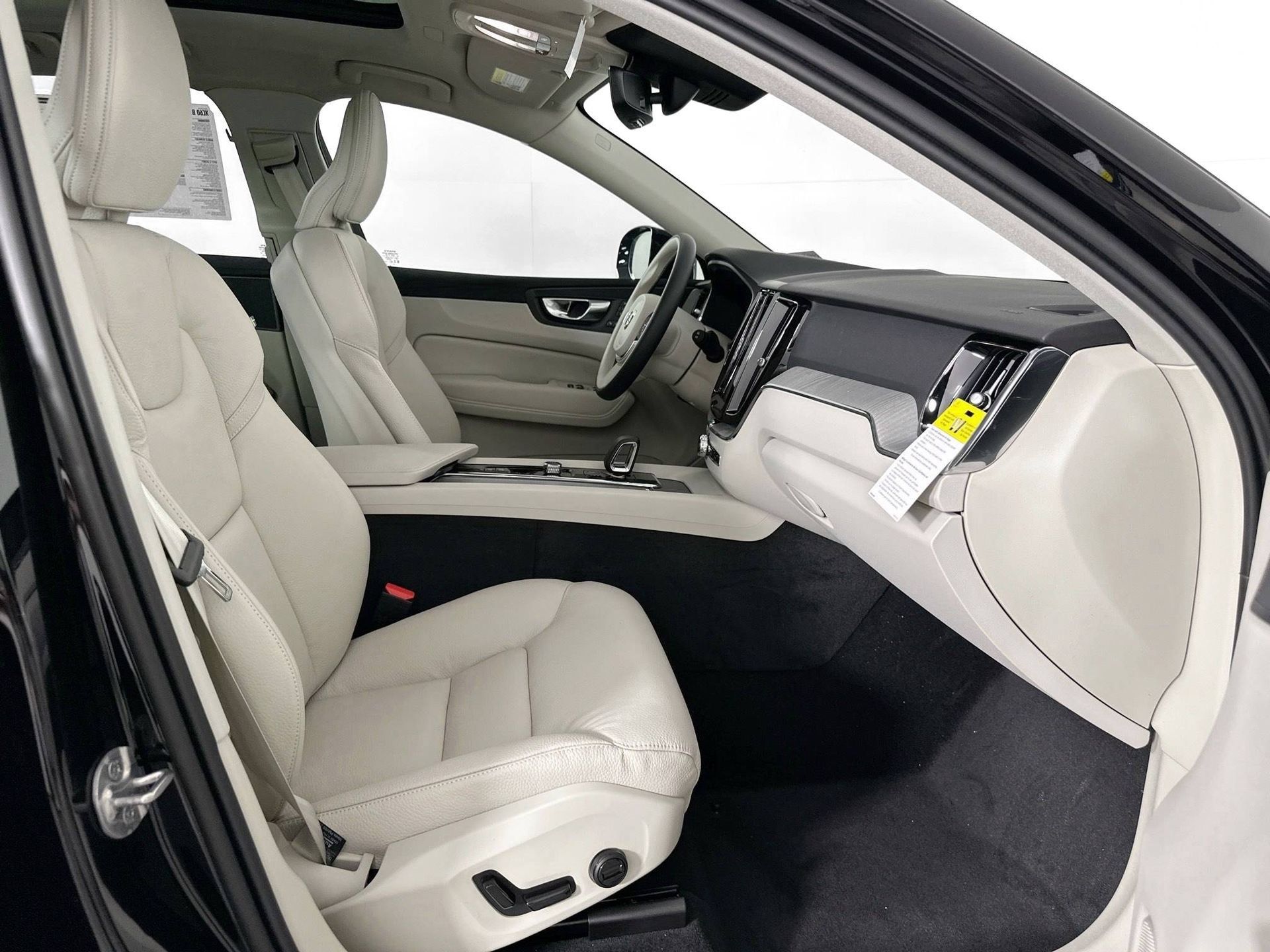 Certified 2025 Volvo XC60 B5 Plus w/ Protection Package Premier AWD/4WD image 20