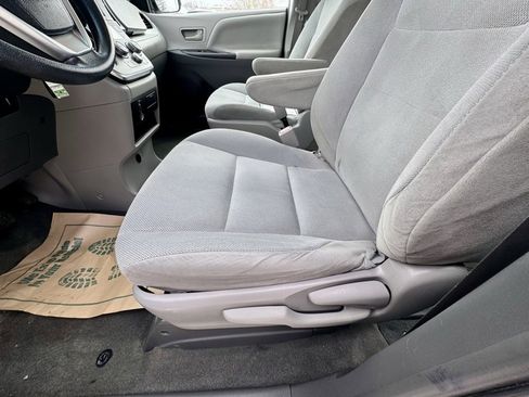 Used 2016 Toyota Sienna L image 22