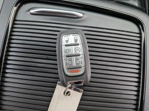 Used 2025 Chrysler Pacifica Limited FWD image 38