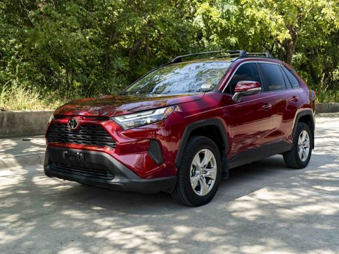 Used 2024 Toyota RAV4 XLE w/ Convenience Package FWD image 5