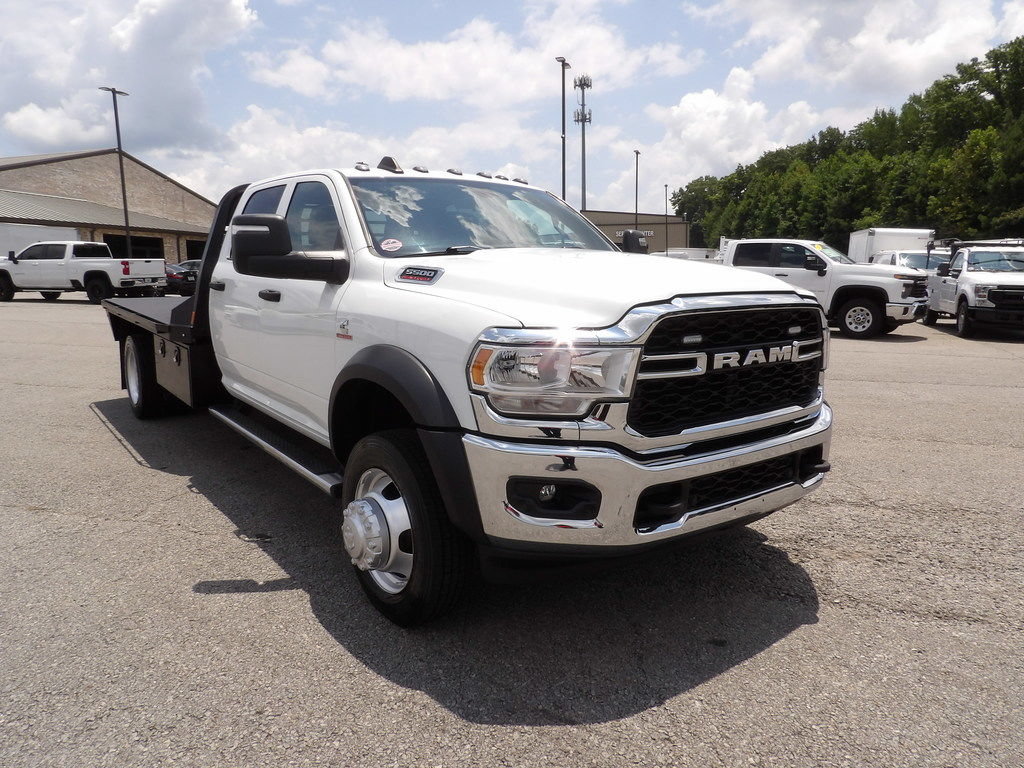Used 2024 RAM 5500 Tradesman w/ Chrome Appearance Group AWD/4WD image 11