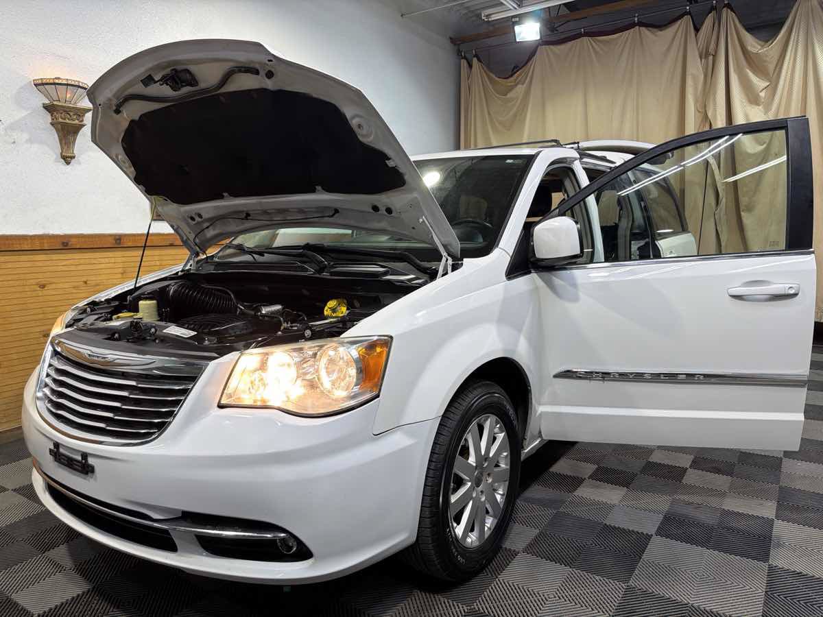 Used 2014 Chrysler Town & Country Touring FWD image 11