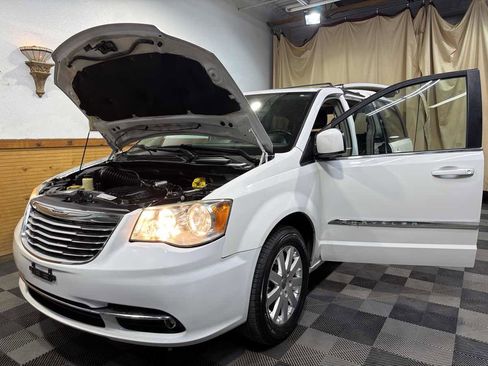 Used 2014 Chrysler Town & Country Touring FWD image 11