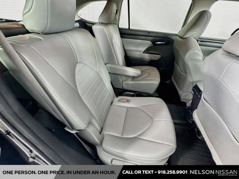 Used 2021 Toyota Highlander XLE FWD image 28
