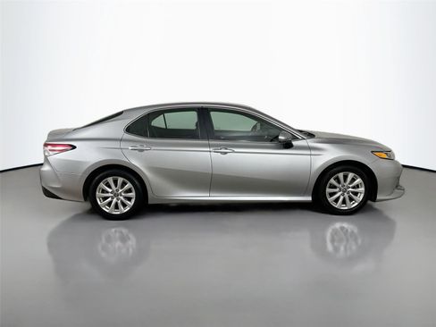 Used 2018 Toyota Camry LE image 8