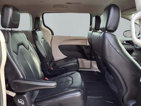 Used 2022 Chrysler Pacifica Touring-L image 14