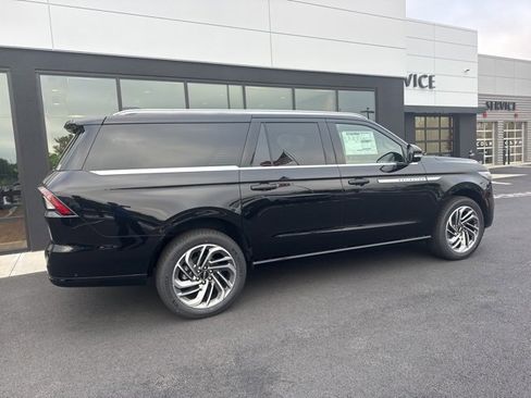 New 2025 Lincoln Navigator L Reserve image 2