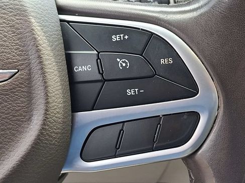 Used 2018 Chrysler Pacifica Touring-L FWD image 22