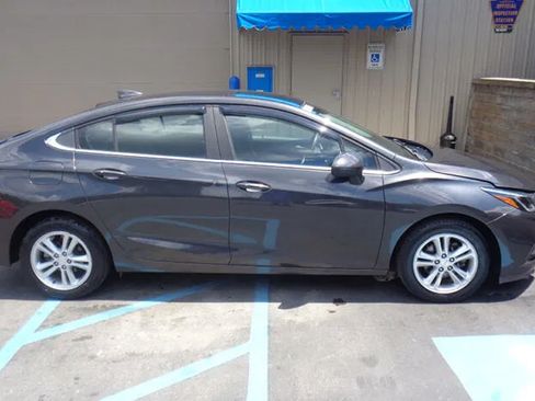 Used 2017 Chevrolet Cruze LT w/ Convenience Package FWD image 6