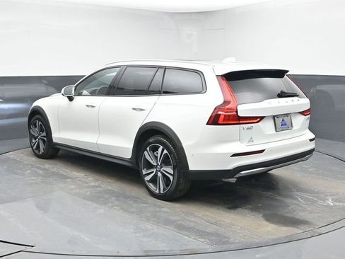 Used 2025 Volvo V60 B5 Cross Country Plus image 6