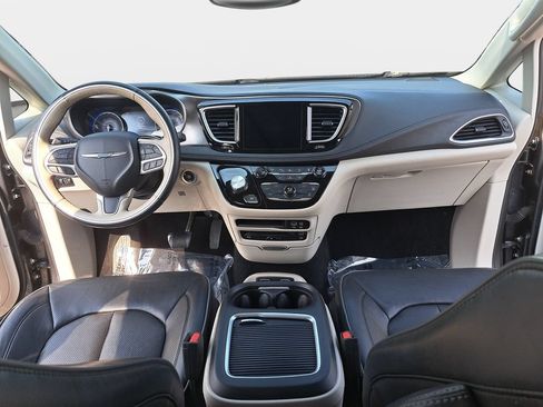 Used 2018 Chrysler Pacifica Limited w/ Advanced Safetytec Group FWD image 9