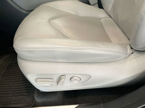 Used 2024 Toyota Highlander Platinum image 12