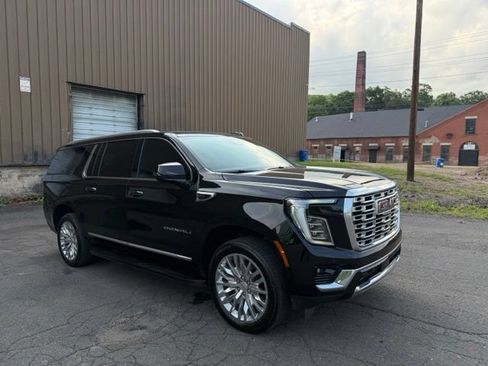 Used 2025 GMC Yukon XL Denali w/ Advanced Technology Package AWD/4WD image 3