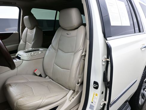Used 2015 Cadillac Escalade Luxury image 11