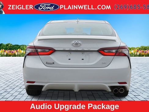 Used 2022 Toyota Camry SE w/ Cold Weather Package FWD image 4