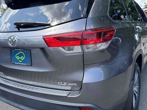 Used 2019 Toyota Highlander XLE AWD/4WD image 6