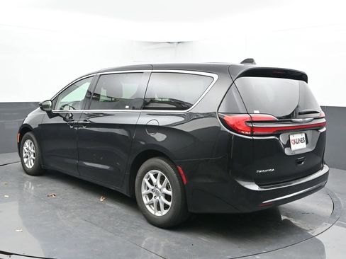 Used 2023 Chrysler Pacifica Touring-L image 9