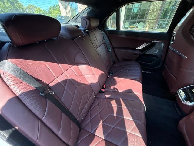 Used 2023 BMW i7 xDrive60 AWD/4WD image 31