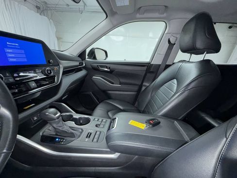 Used 2023 Toyota Highlander XLE AWD/4WD image 18