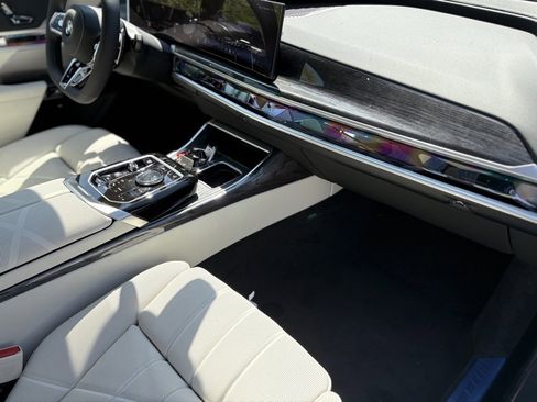 Used 2025 BMW 760i xDrive w/ Luxury Rear Seating Package image 23