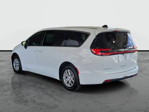 New 2026 Chrysler Pacifica Select FWD image 3