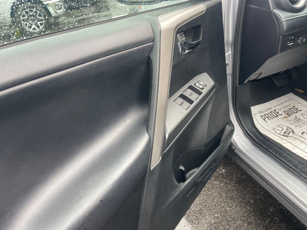 Used 2018 Toyota RAV4 XLE FWD image 11