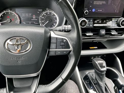 Used 2023 Toyota Highlander XLE AWD/4WD image 25