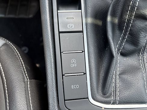 Used 2025 Volkswagen Jetta SE FWD image 13