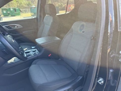 Used 2023 Chevrolet Traverse LT image 9