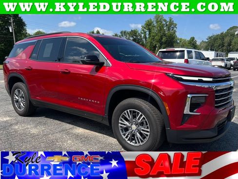 Used 2025 Chevrolet Traverse LT w/ Driver Confidence Package FWD image 1