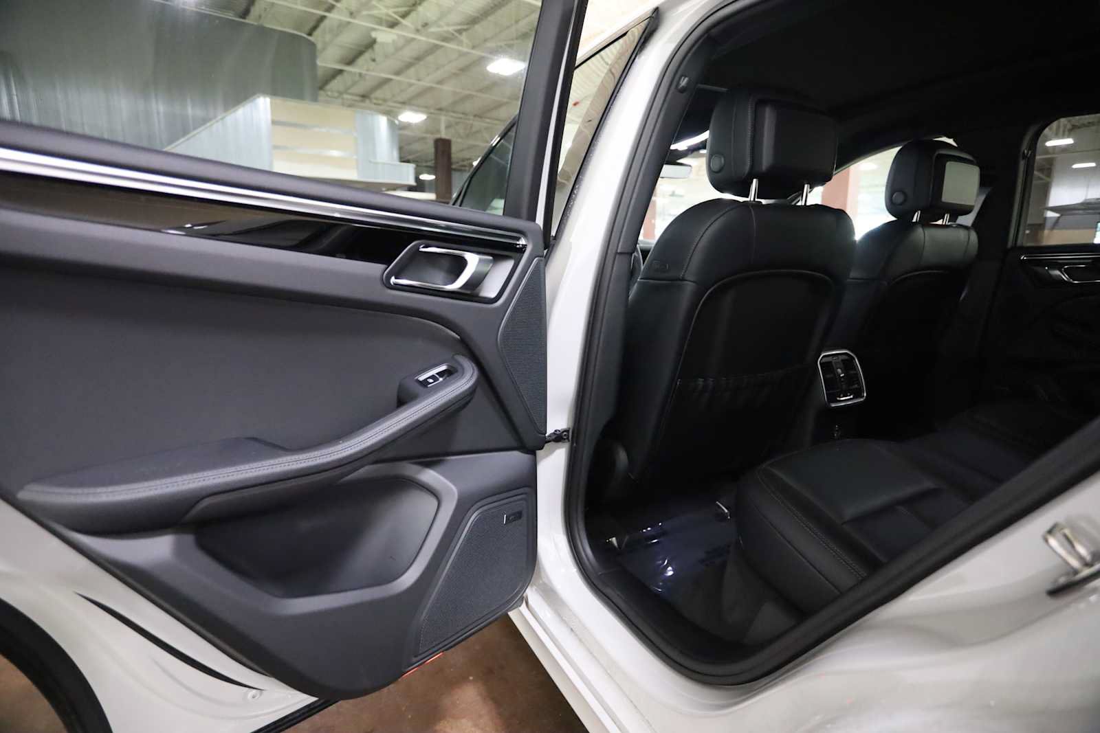 Used 2025 Porsche Macan AWD/4WD image 17