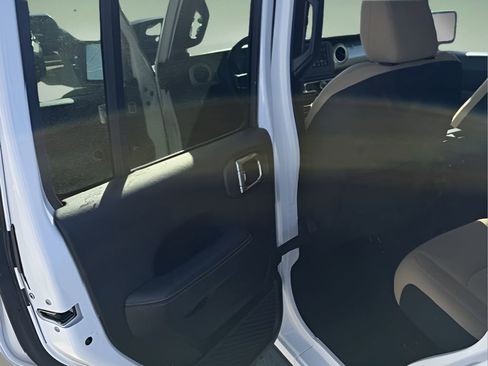 Used 2018 Jeep Wrangler Unlimited Sahara w/ Cold Weather Group image 22