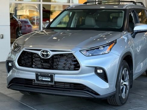 Certified 2022 Toyota Highlander XLE image 3