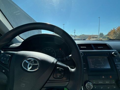 Used 2015 Toyota Camry LE image 14