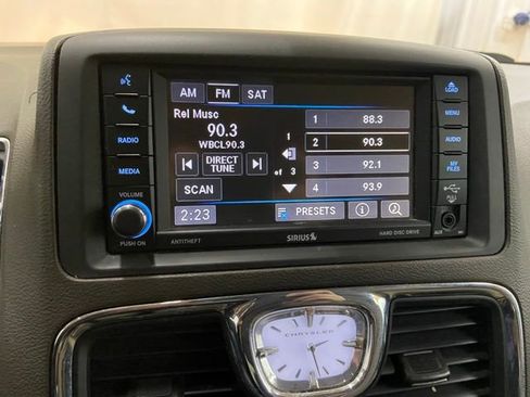 Used 2014 Chrysler Town & Country Touring image 44