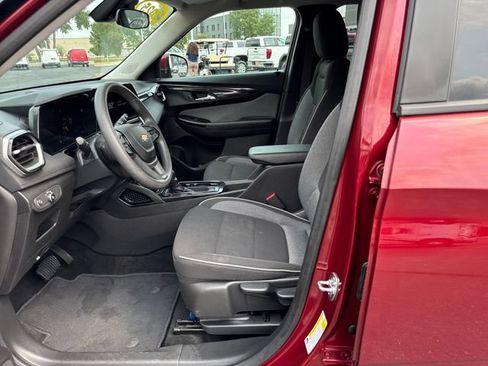 Used 2025 Chevrolet TrailBlazer LT AWD/4WD image 9