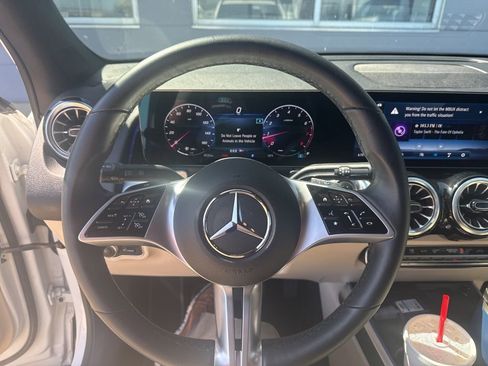 Used 2025 Mercedes-Benz GLB 250 image 10