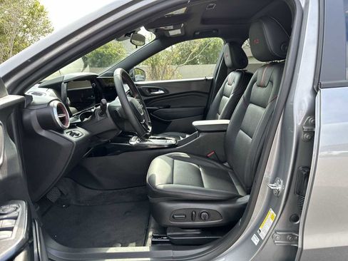 Certified 2025 Chevrolet Trax RS w/ Sunroof Package image 2