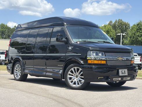 Used 2021 Chevrolet Express 2500 RWD image 2