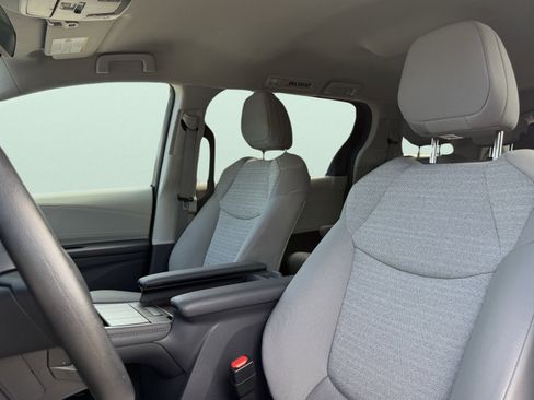 Used 2024 Toyota Sienna LE image 33