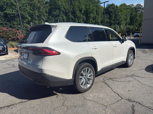 Used 2024 Toyota Grand Highlander AWD image 3