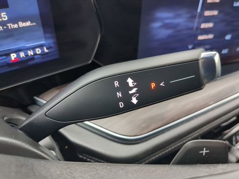 Used 2025 Chevrolet Suburban Z71 image 27