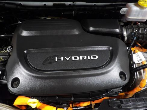 Used 2022 Chrysler Pacifica Touring-L w/ Uconnect Theater Family Group image 37