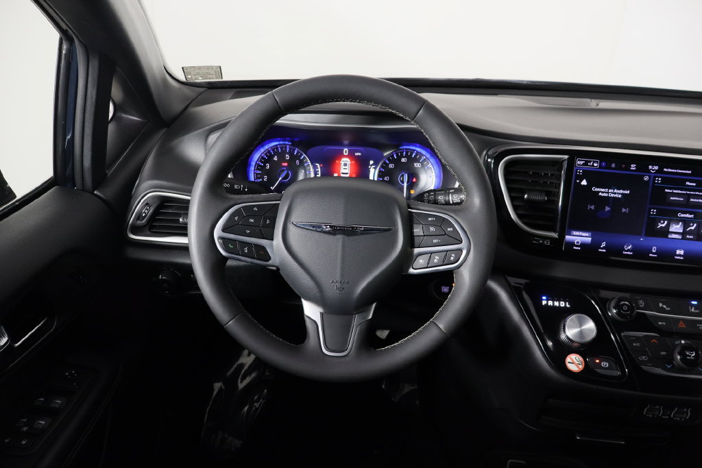 Used 2025 Chrysler Pacifica Select FWD image 7